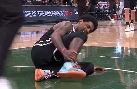 九游网页平台-包含蒂姆在雄鹿比赛中大比分获胜，出色防守引发热议！上演精彩一战的词条